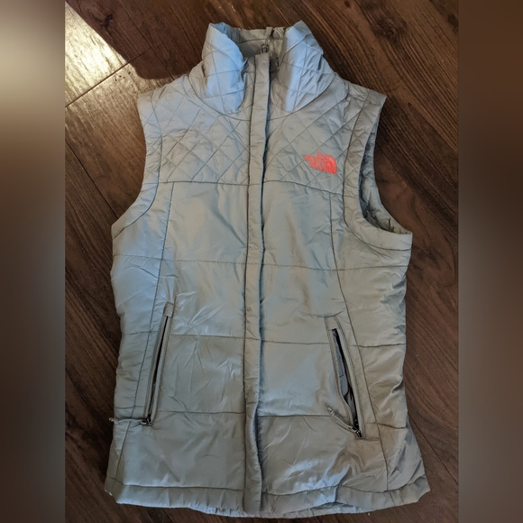 The North Face - Lightweight Quilted Plush Puff Vest C645 | XS | Gray & Red Logo - Picture 6 of 14